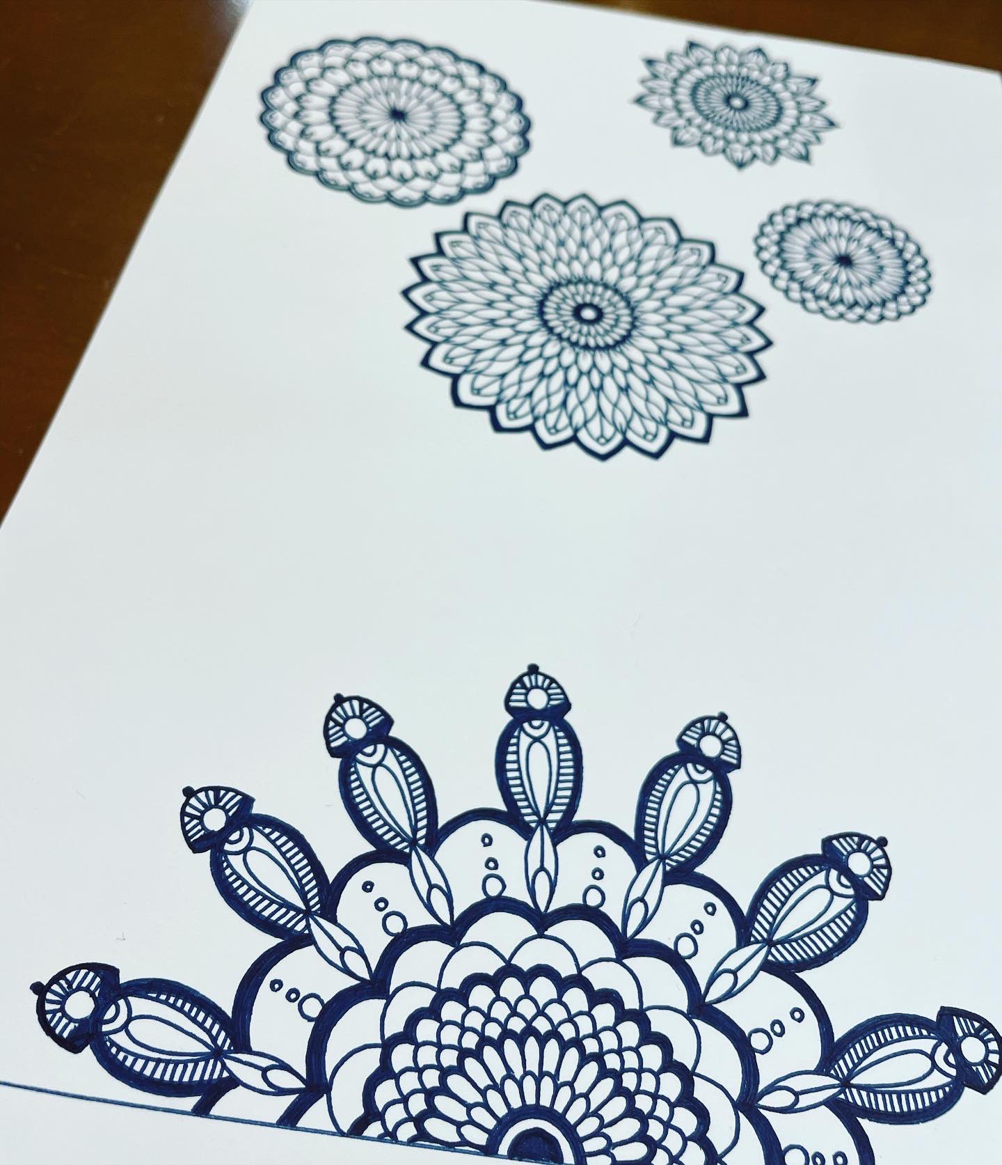 Rieco 今日は カレンダー用デザインを製作 ボールペンアート ペン画 細密画 曼荼羅 フリーハンド 花文様装飾工芸 花文様 T Co Icjs2clovt Twitter