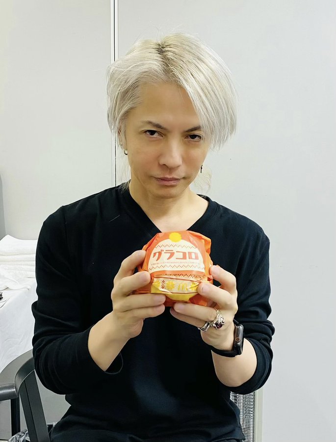 Hyde グラコロ 手に秀逸ツイート ファン歓喜 本当にかわいい ナイスギャグです Oricon News