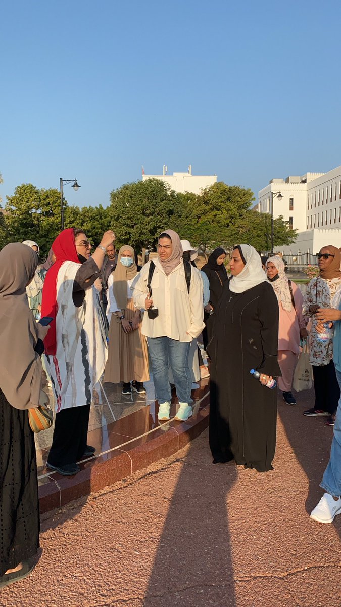 ١/٣
جانب من جولة المشي على الأقدام التي اقتفت أثر رواية دلشاد صباح اليوم مع الكاتبة بشرى خلفان في حارات مسقط.
#في_أثر_رواية 
#بيت_الزبير
<a href="/bushrakhalfan/">بشرى خلفان</a>