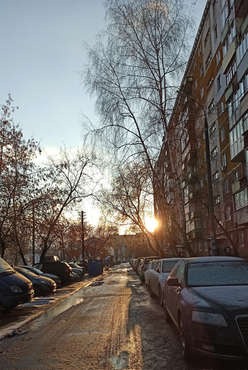 MattsChebur's tweet photo. Поймал кусок нижегородского солнца, пока бежал за хлебом. Теперь снова темнота( https://t.co/O4zcRdwPJm