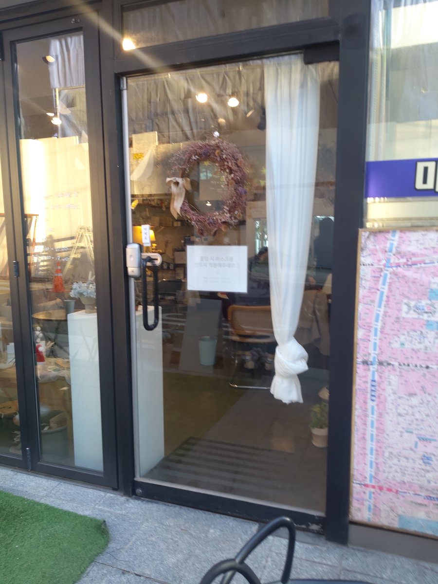 #너에게_우린_변하지_않는_것
꽃집도 너무 예뻐욥ㅂ
#APRIL_Jinsol