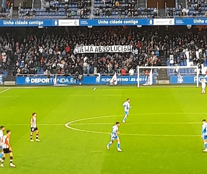 pallonatefaccia's tweet photo. Qualche settimana fa, i tifosi del Deportivo La Coruña hanno mostrato allo stadio Riazor lo slogan #ChemaAbsolucion, in supporto a Chema Naia, sotto processo con l'accusa di aver aggredito dei poliziotti durante una manifestazione, nel 2017.
👇 https://t.co/l5S1DxxXgH