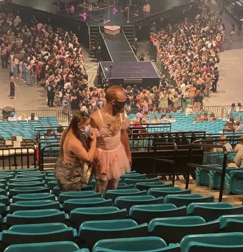 sushiforari's tweet photo. If there’s something iconic is the dads that come to Harry styles’ concerts https://t.co/e1qZDQOnw1