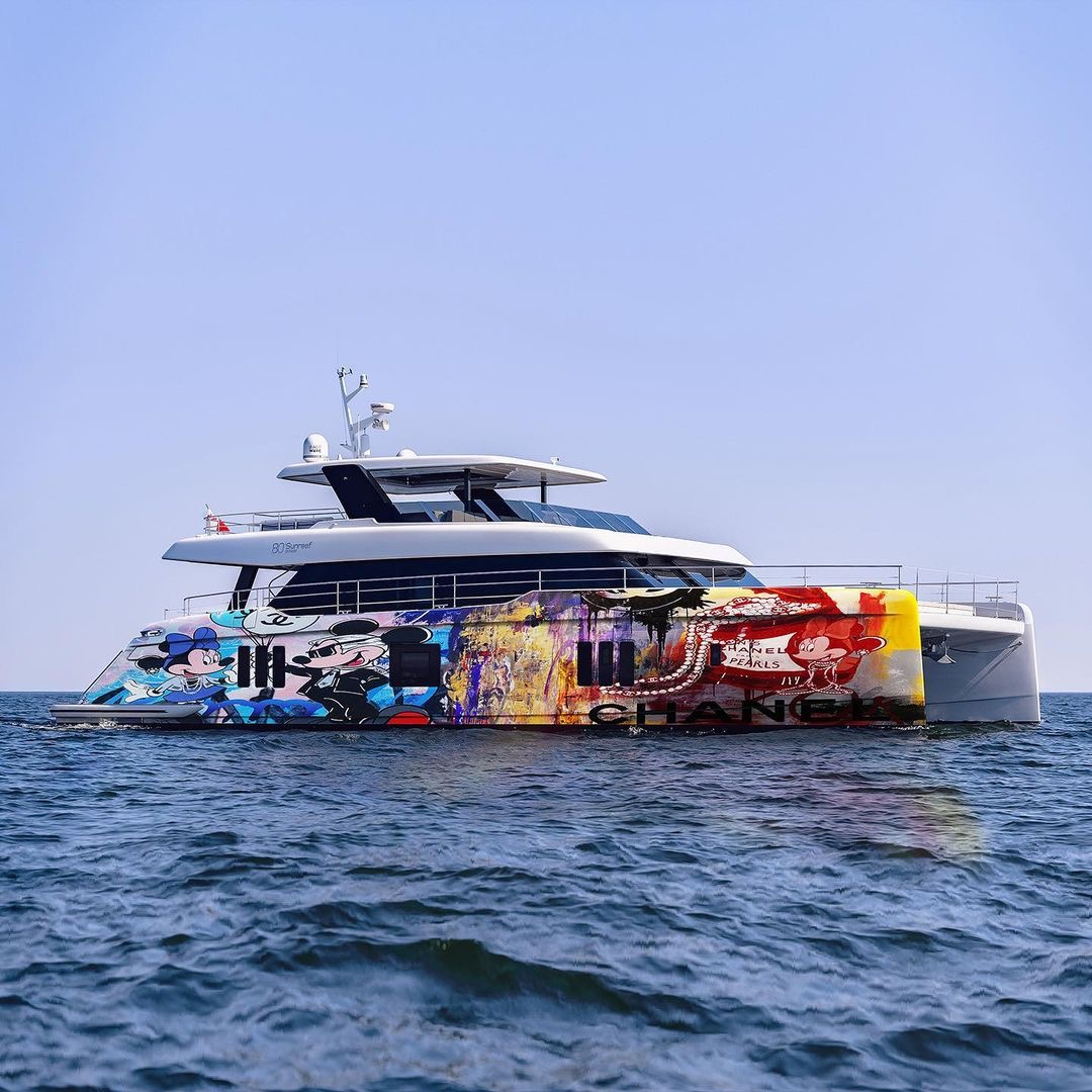 На американской выставке Art Basel Miami вервь SunreefYchts представила рендеры своей флагманской модели катамарана Sunreef 80 с граффити суперзвезды уличного искусства @skylergreystreetart на бортах, посвящённых мультфильмам корпорации  Disney.