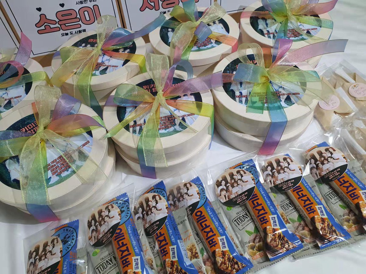 991112_com's tweet photo. 211204 음악중심 서포트

항상 멋진 무대를 보여주는 위키미키를 위해 도시락 서포트를 준비했습니다.

Choi’s https://t.co/DYVLKifRxb x 유키키 x https://t.co/QvYD5a0hQG x Key Word

#위키미키 #WekiMeki
#I_AM_ME #WekiMeki_Siesta #시에스타 https://t.co/cnqayKNG2s