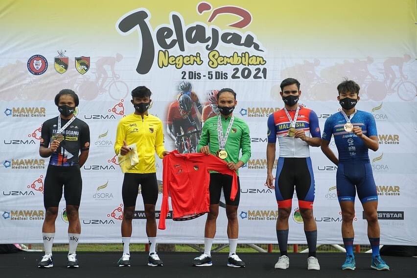 FitTerengganu's tweet photo. Terengganu kekal mendominasi di Stage 2 (Sri Sendayan - Rembau) Jelajah Negeri Sembilan 2021 🖤🤍

Congratulation Faisal, Hakimi &amp; Shahmir! 🏴🏳️

Result 👉 https://t.co/W8U383k12f

📸 NS Cycling 

#JelajahNegeriSembilan
#LandOfCyclist
#SportsFactory
#FitTerengganu https://t.co/QCHfw7WRGH