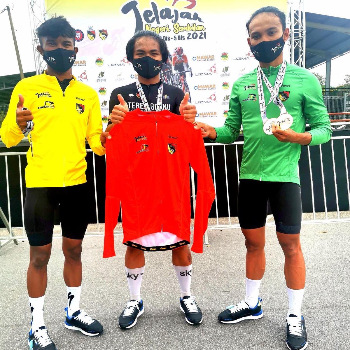 FitTerengganu's tweet photo. Terengganu kekal mendominasi di Stage 2 (Sri Sendayan - Rembau) Jelajah Negeri Sembilan 2021 🖤🤍

Congratulation Faisal, Hakimi &amp; Shahmir! 🏴🏳️

Result 👉 https://t.co/W8U383k12f

📸 NS Cycling 

#JelajahNegeriSembilan
#LandOfCyclist
#SportsFactory
#FitTerengganu https://t.co/QCHfw7WRGH
