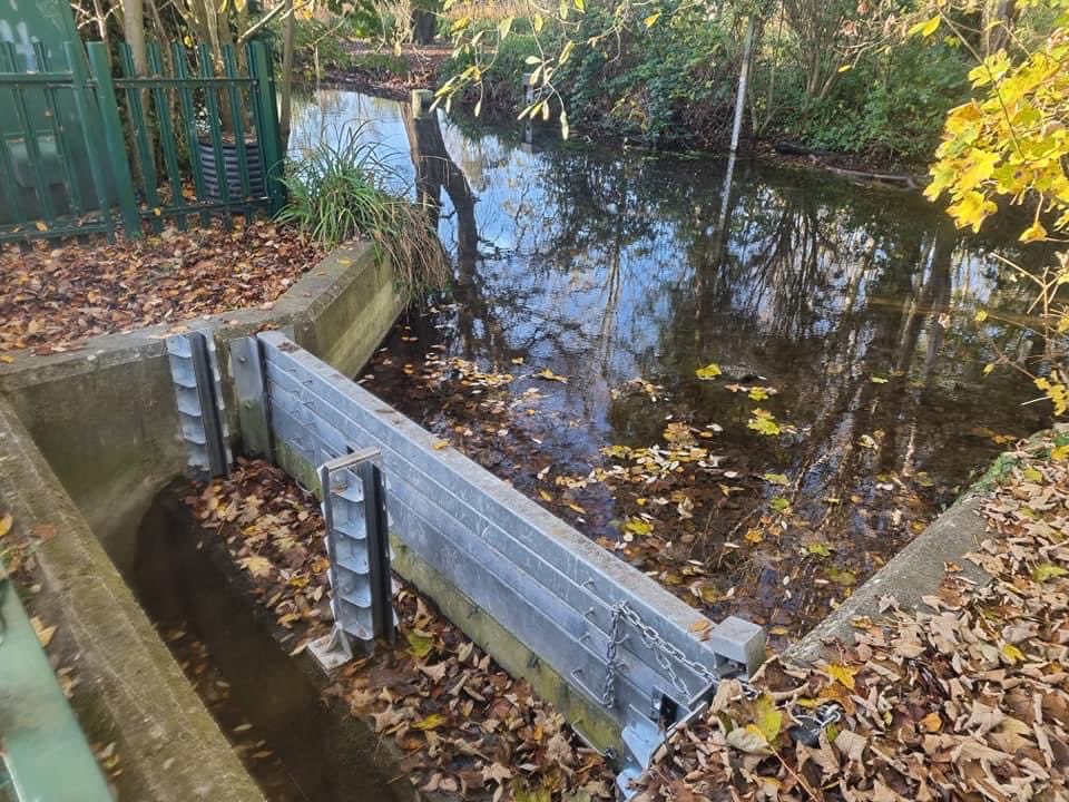 DeTom48's tweet photo. #SJLFabrications have replaced the old stop-board structure with this new design #LittleStour #ReliefChanel making it safer and easier to operate. Thank you team ⁦@EnvAgencySE⁩ ⁦@canterburycc⁩ ⁦@ADA_updates⁩ ⁦@Kent_cc⁩ https://t.co/igMbHzndrn