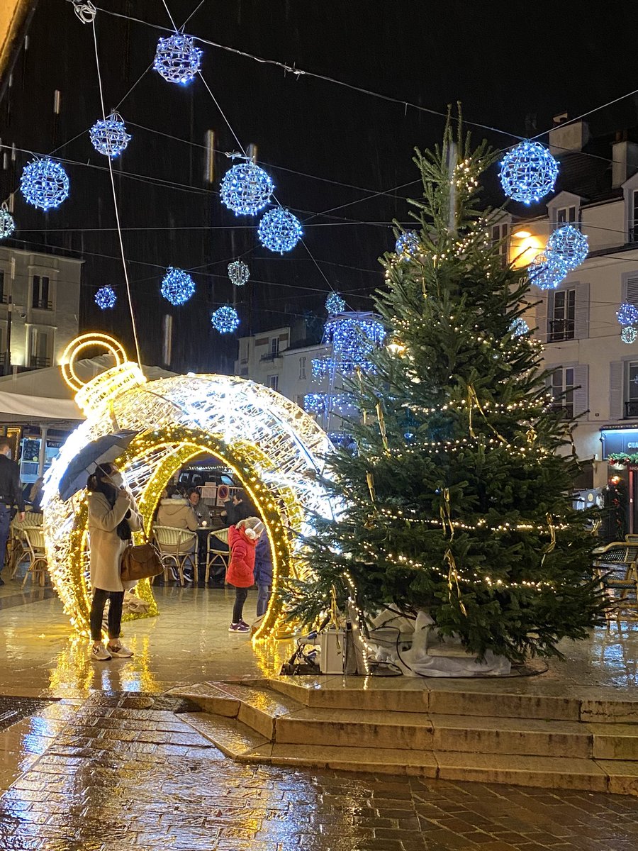 lagnycommerces's tweet photo. Lagny et Lagny Commerces vous propose un Noël féerique avec des sapins, des illuminations, une parade, un marché de Noël, un manège sapin etc… et une brassée de cadeaux à gagner au jeu du Calendrier de l’Avent! 
On ne le dira jamais assez, il fait bon vivre Noël à Lagny ! https://t.co/VWY4XD7dIW