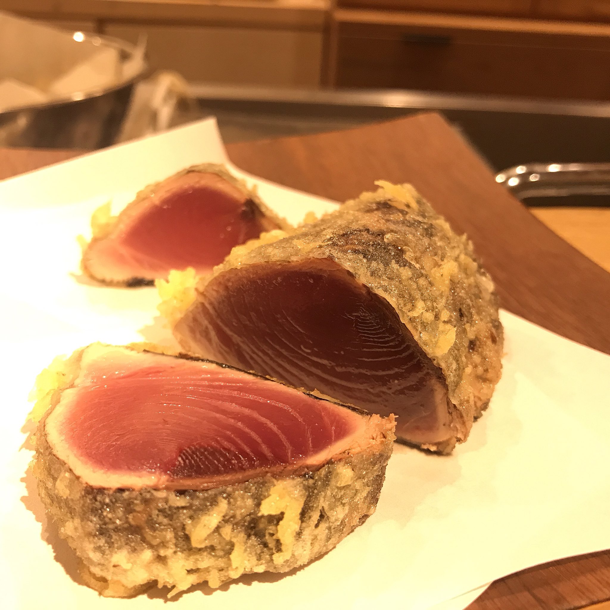 札幌 天婦羅ゆう喜 秘密の天ぷら部屋 鰹のタタキは天ぷらが1番旨いと思う 何を言ってるかわかんないと思うが 鰹のタタキは天ぷらが1番旨いのは間違いない T Co Pj8hhp1vyy Twitter