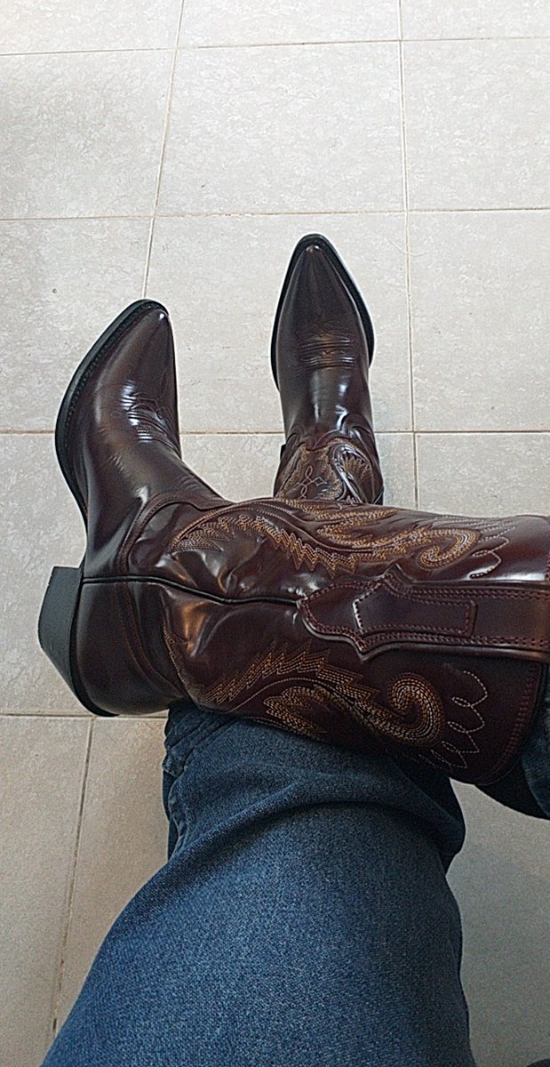 beatmusic87's tweet photo. #weekend #highheelboots #cowboyboots #BotasJaca https://t.co/wSpdRoq21h