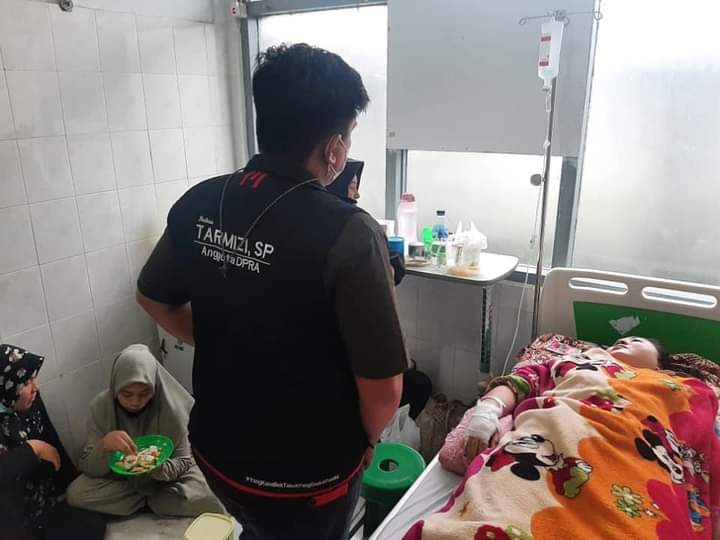 rakan_tarmizi's tweet photo. Rakan Tarmizi, SP mnjenguk pasien di RSZA dr Aceh Barat & Simeulue.
1. Dek Syahrul dr Gp. Blang Berandang Perumahan Army, Johan Pahlawan.
2. Ibu Irma Oktavianti dari Gp. Wel-Wel, Simeulue Tengah, Simeulue.
Ibu Irma slah 1 pnmpang Bus JRG yg kecelakaan di Bireun.
#AwakDroe https://t.co/3MaWh76rgk