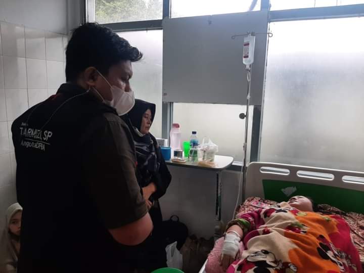 rakan_tarmizi's tweet photo. Rakan Tarmizi, SP mnjenguk pasien di RSZA dr Aceh Barat & Simeulue.
1. Dek Syahrul dr Gp. Blang Berandang Perumahan Army, Johan Pahlawan.
2. Ibu Irma Oktavianti dari Gp. Wel-Wel, Simeulue Tengah, Simeulue.
Ibu Irma slah 1 pnmpang Bus JRG yg kecelakaan di Bireun.
#AwakDroe https://t.co/3MaWh76rgk