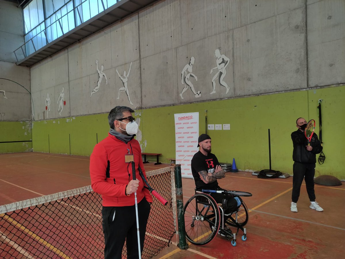 👨‍🦽 Brians 1 realitza un taller de tennis adaptat amb motiu del #DiaInternacionalDiscapacitat. Hi participen interns del centre i esportistes de les federacions de discapacitat motora i de discapacitat visual, que han fet una exhibició de Blind Tennis.

#SomJustíciaCat