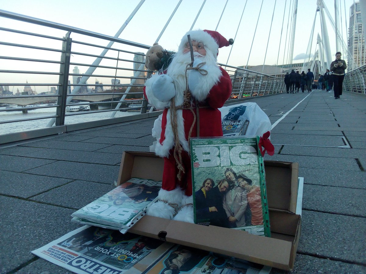 A Big Issue vendor brings some Christmas cheer. 🎄 #HungerfordBridge #London #Christmas2021 @BigIssue