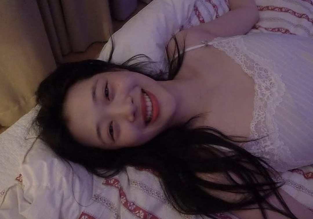 Sulliconejito_'s tweet photo. los gatos que cuando ven a su dueño fallecido se duermen para guiarlos al siguiente mundo y que no se pierdan y dicen que Goblin estaba durmiendo a el lado de Sulli </3 #Sulli #choijinri https://t.co/JZSElWdLun
