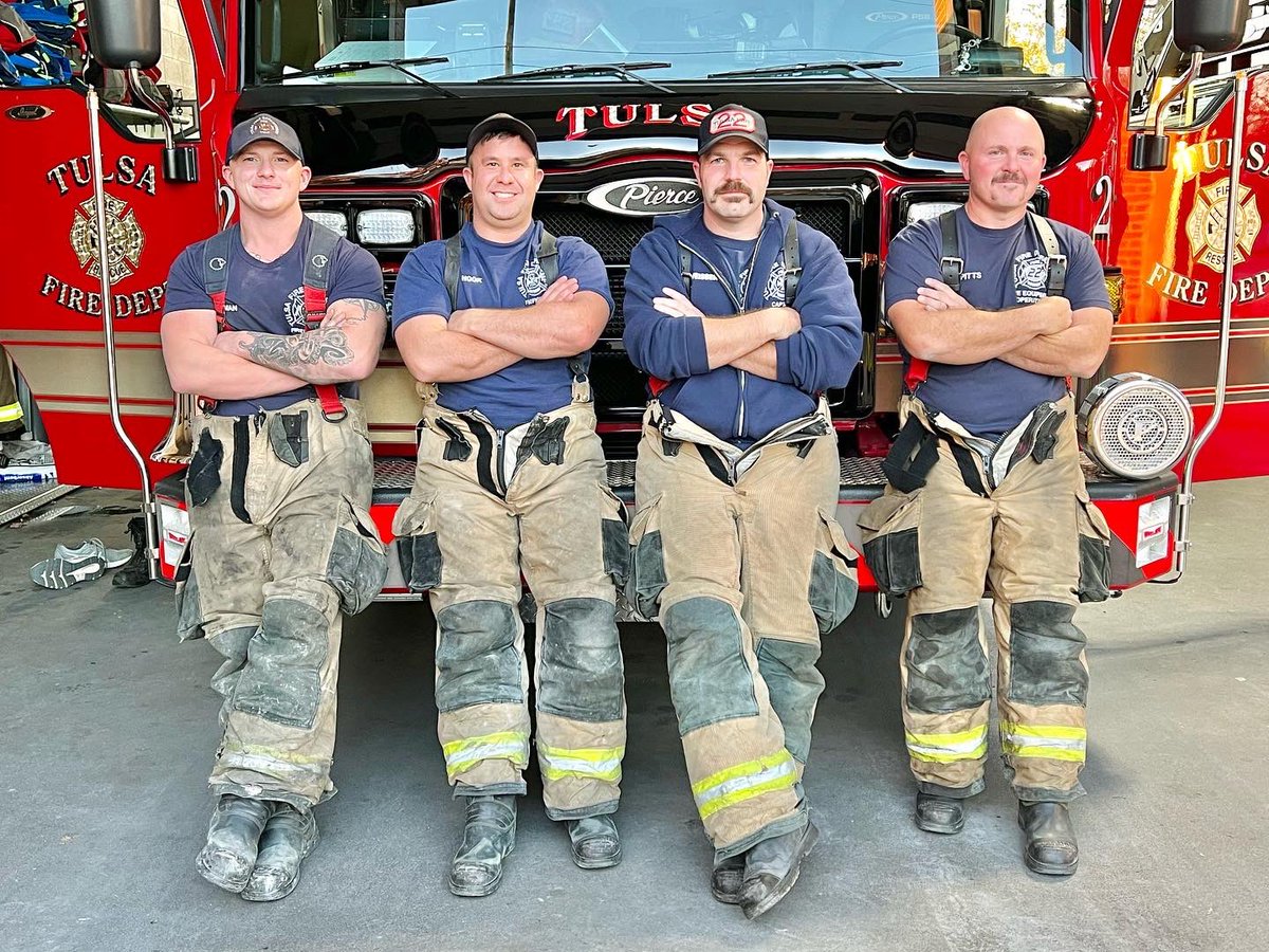 TulsaFire's tweet photo. ๐TFD Christmas Countdown๐
22s is home to E22, L22, & C642 and is located on E. 15th St. between Memorial & Sheridan. Station 22 hopes everyone stays safe this holiday season. Merry Christmas!
#22daysuntilchristmas #tfdstation22 #tfdengine22 #tfdladder22 #thehawk https://t.co/UUgYGHcTa1