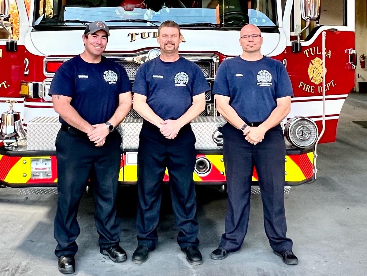 TulsaFire's tweet photo. ๐TFD Christmas Countdown๐
22s is home to E22, L22, & C642 and is located on E. 15th St. between Memorial & Sheridan. Station 22 hopes everyone stays safe this holiday season. Merry Christmas!
#22daysuntilchristmas #tfdstation22 #tfdengine22 #tfdladder22 #thehawk https://t.co/UUgYGHcTa1