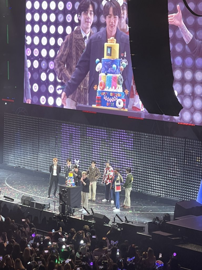SEOKJIN GOT A BIRTHDAY CAKE