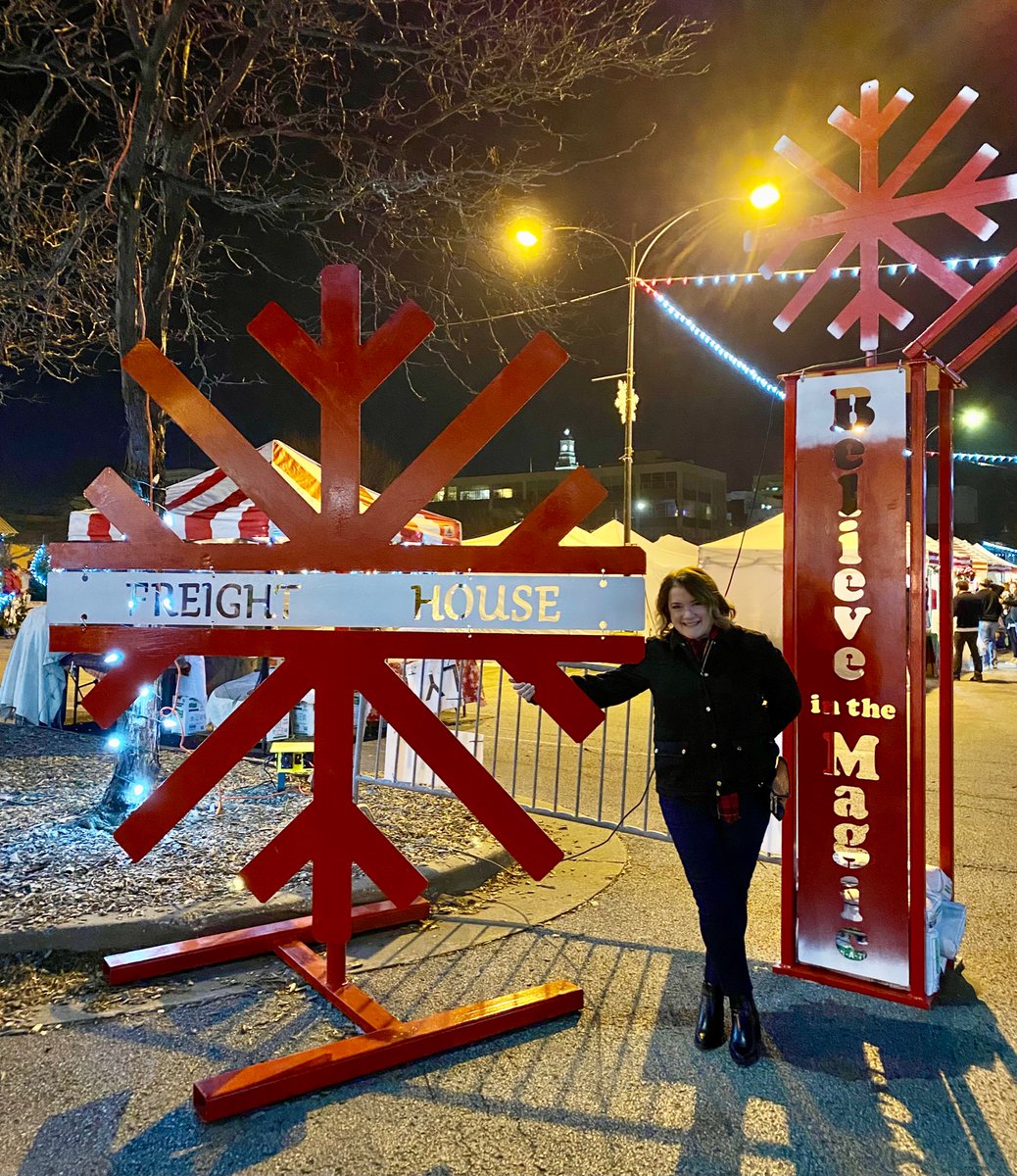 Randa11G's tweet photo. The Christkindlmarkt at the Freight House Farmers Market is the perfect holiday spot right on the riverfront! #qcthatswhere https://t.co/lWSOs8LBZr