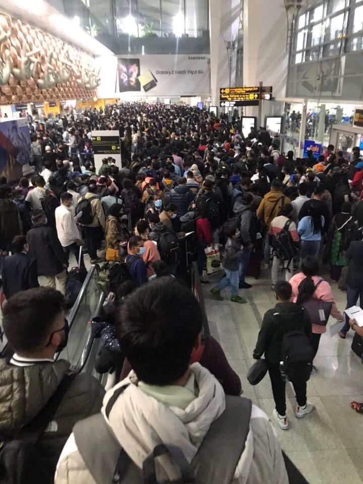 ShikhaTaparia's tweet photo. @DelhiAirport @MoHFW_INDIA @OfficeOf_MM @ndtv @ArvindKejriwal Is this how you keep virus at bay? Govt is forcing a mandatory test on arrival followed by 14 days home quarantine. Do you think such situation at airport really helps? This is from early morning today @ #delhiairport https://t.co/zGY4pRCwxV
