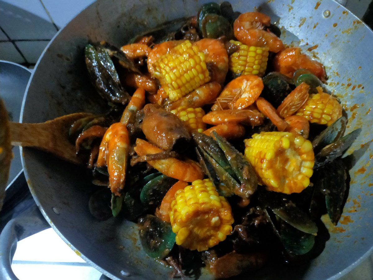 kuya_chino's tweet photo. And I'm done. Presenting my Seafood Cajun, Filipino Style. #cajun #seafoodcajun #chefwannabe #feelingchef #myownrecipe #kapampangan #Cooking https://t.co/kovf0WhH44