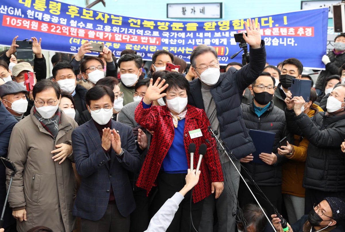 <군산 공설시장에서 인사드렸습니다. ‘경제 대통령’이 되어달라는 한 상인분의 말씀에 함께 가야 할 길을 다시금 바라봅니다. 중앙집중식 불균형 성장전략으로는 저성장의 늪에서 벗어날 수 없습니다. 국민 여러분과 손잡고, 모두가 같이 잘 사는 억강부약 대동세상으로 향하겠습니다.>