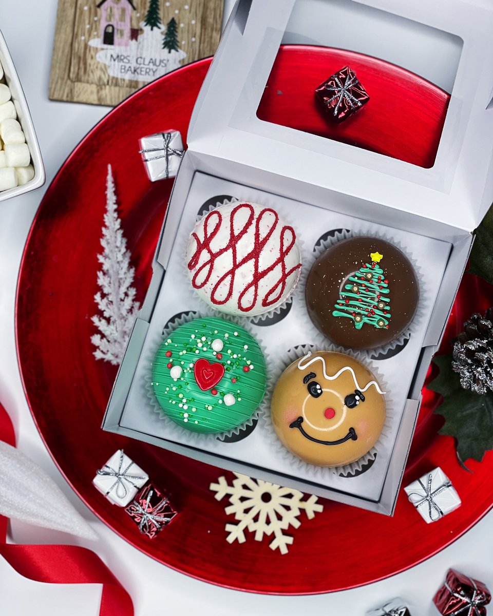 azucardallas's tweet image. Hey sweets fam 👋🏻 let’s start the weekend off on a sweet note…TGIF! 🎉

Now taking orders for our Holiday Cocoa Bombs!✨

This box has:
• Peppermint
• Salted Caramel
• White Chocolate
• Milk Chocolate

DM us this photo to place an order! #cocoabombs #Christmas2021 #giftideas