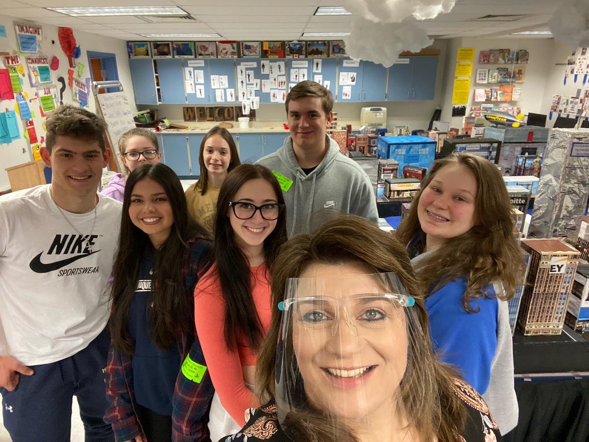DeniseLeigh11's tweet photo. The support from my people @McGuffeyHS 💙🍎🌟#lovethem https://t.co/62QYexqT6Y