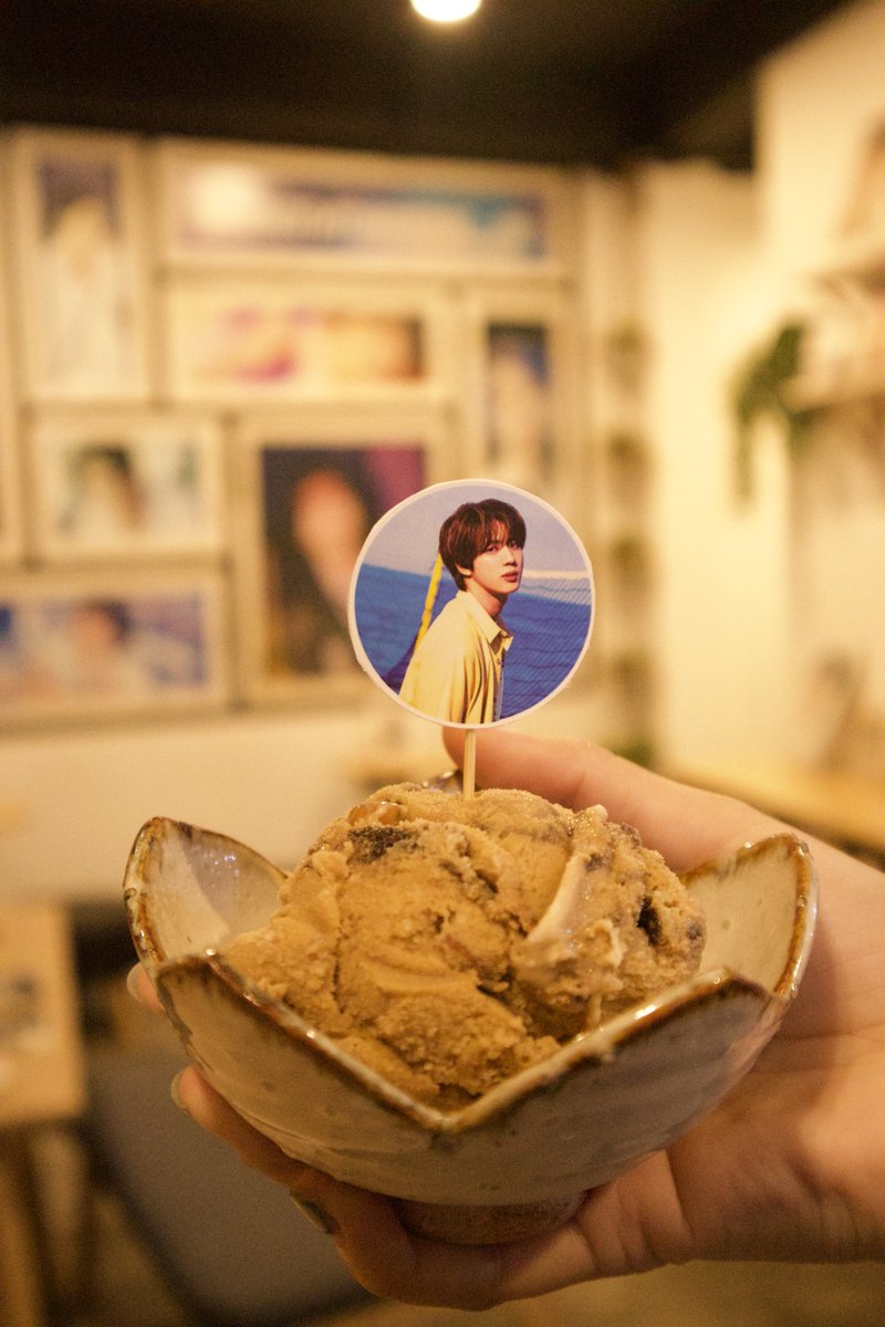 MoonOfMU_Jin's tweet photo. Everywhere with jin 
งานวันเกิดWWH @ Hwantsu ที่ bts สะพานควาย ทางออก2 มาร่วมงานกันเยอะๆนะคะชาวอาร์มี่
  
สำหรับผู้ที่มาร่วมงานแล้วอัพรูปติด #Moonofmyuniverse_jin มีลุ้นรับของรางวัลจากทางเราด้วยนะคะ 💜

 #JINDAY #HappyBirthdayJin #ตลาดนัดบังทัน #KimSeokjin https://t.co/eyWNKUFVY6