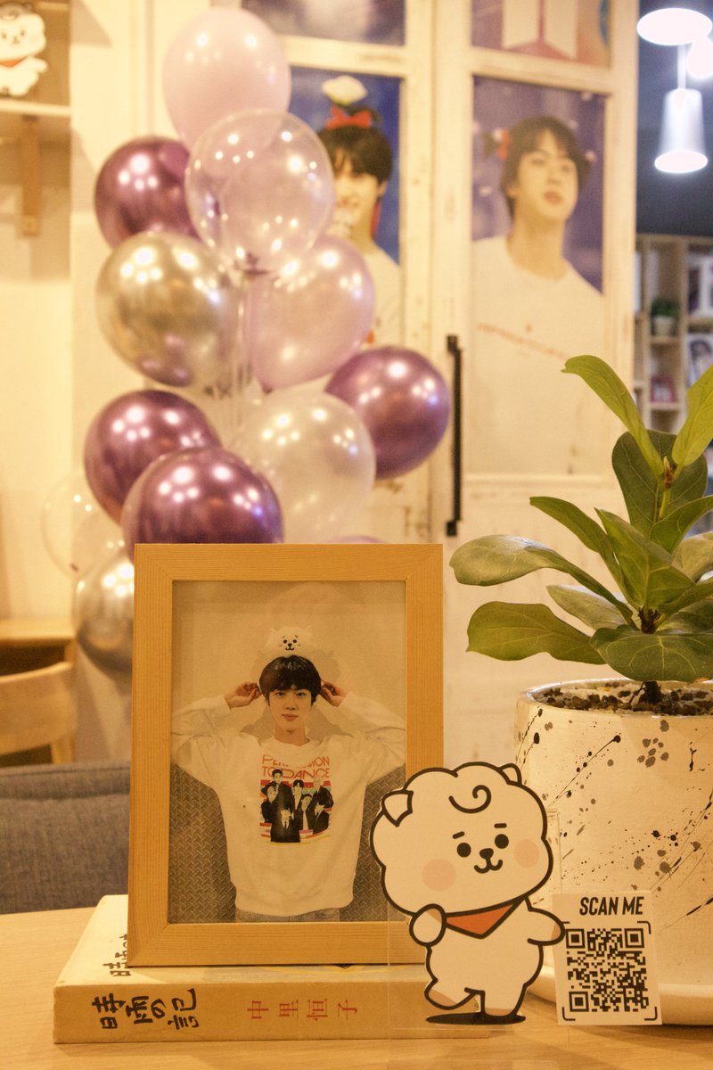 MoonOfMU_Jin's tweet photo. Everywhere with jin 
งานวันเกิดWWH @ Hwantsu ที่ bts สะพานควาย ทางออก2 มาร่วมงานกันเยอะๆนะคะชาวอาร์มี่
  
สำหรับผู้ที่มาร่วมงานแล้วอัพรูปติด #Moonofmyuniverse_jin มีลุ้นรับของรางวัลจากทางเราด้วยนะคะ 💜

 #JINDAY #HappyBirthdayJin #ตลาดนัดบังทัน #KimSeokjin https://t.co/eyWNKUFVY6