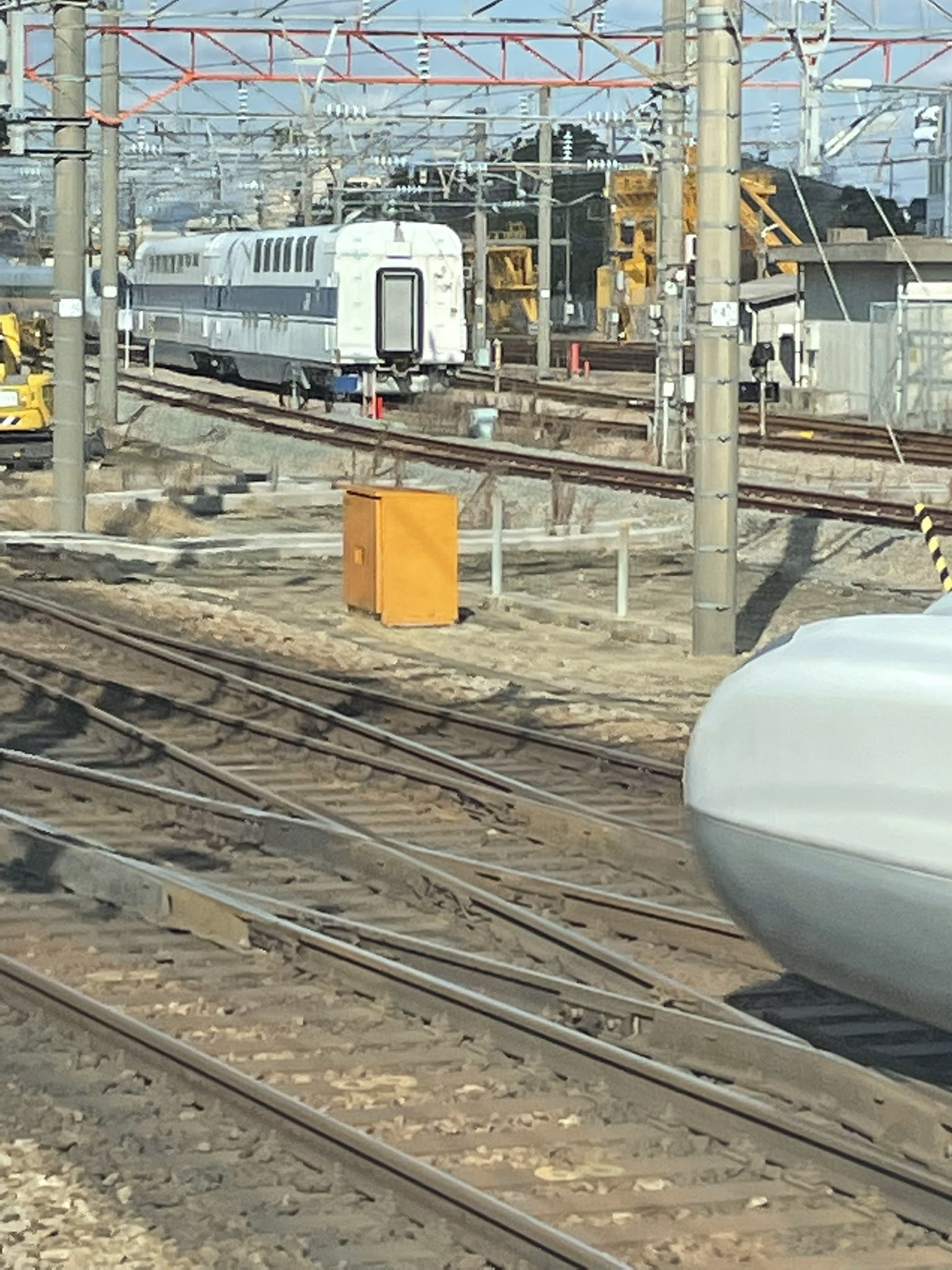 クラブツーリズム鉄道部 クラブツーリズム鉄道部 500系で行く博多総合車両所 列車は博多南駅から博多総合車両所へと入ってきました ここからは社会科見学ツアーになります 次に行う洗車体験は動画で投稿致します 今しばらくお待ちください 500系