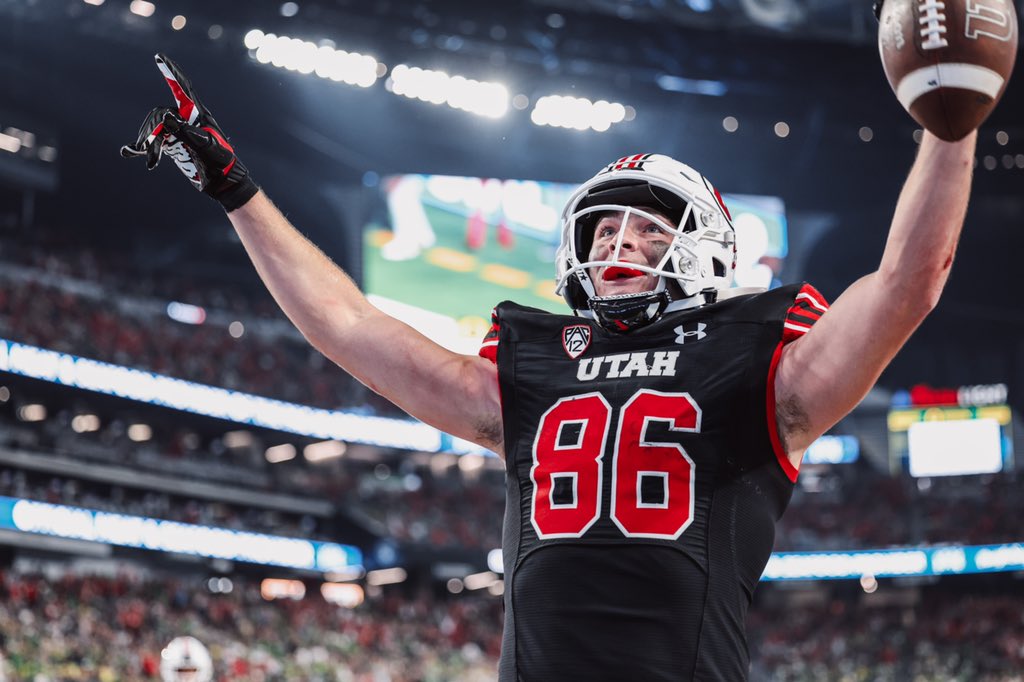 BR_CFB's tweet photo. UTAH WINS ITS FIRST-EVER PAC-12 TITLE 🙌

Utes beat the Ducks, 38-10 #Pac12FCG https://t.co/sYr05iRdXM