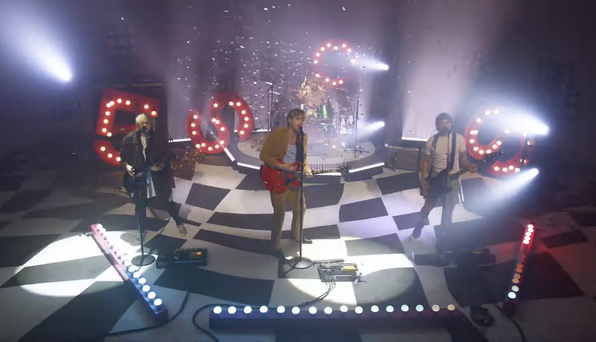 5SOS_THAILAND's tweet photo. #5SOSThe10YearCelebrationShow 
#10YearsOf5SOS 

เซอร์ไพรซ์!! ต้อนรับเดือนธันวาคมด้วยการกลับมาอย่างยิ่งใหญ่ของหนุ่มๆ 5SOS กับคอนเสิร์ตครบรอบ 10 ปีของวง ที่จัดหนักจัดเต็มมาให้แฟนๆ รับรองความสนุก ตลกและซาบซึ้งตลอด 1 ชั่วโมง 16 นาทีเต็ม

Watch now: https://t.co/TcORwxbLTb https://t.co/l4UkOfbai2