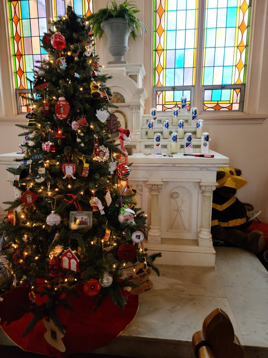 DrLoriMM's tweet photo. I was privileged to be able to spend time with families of fallen firefighters at the annual @FireHeroFamily @NFFF_News Christmas tree lighting.  Praying for a season of reflection, service, and hope. @usfire @fema @DHSgov https://t.co/jeYMNfGdvH