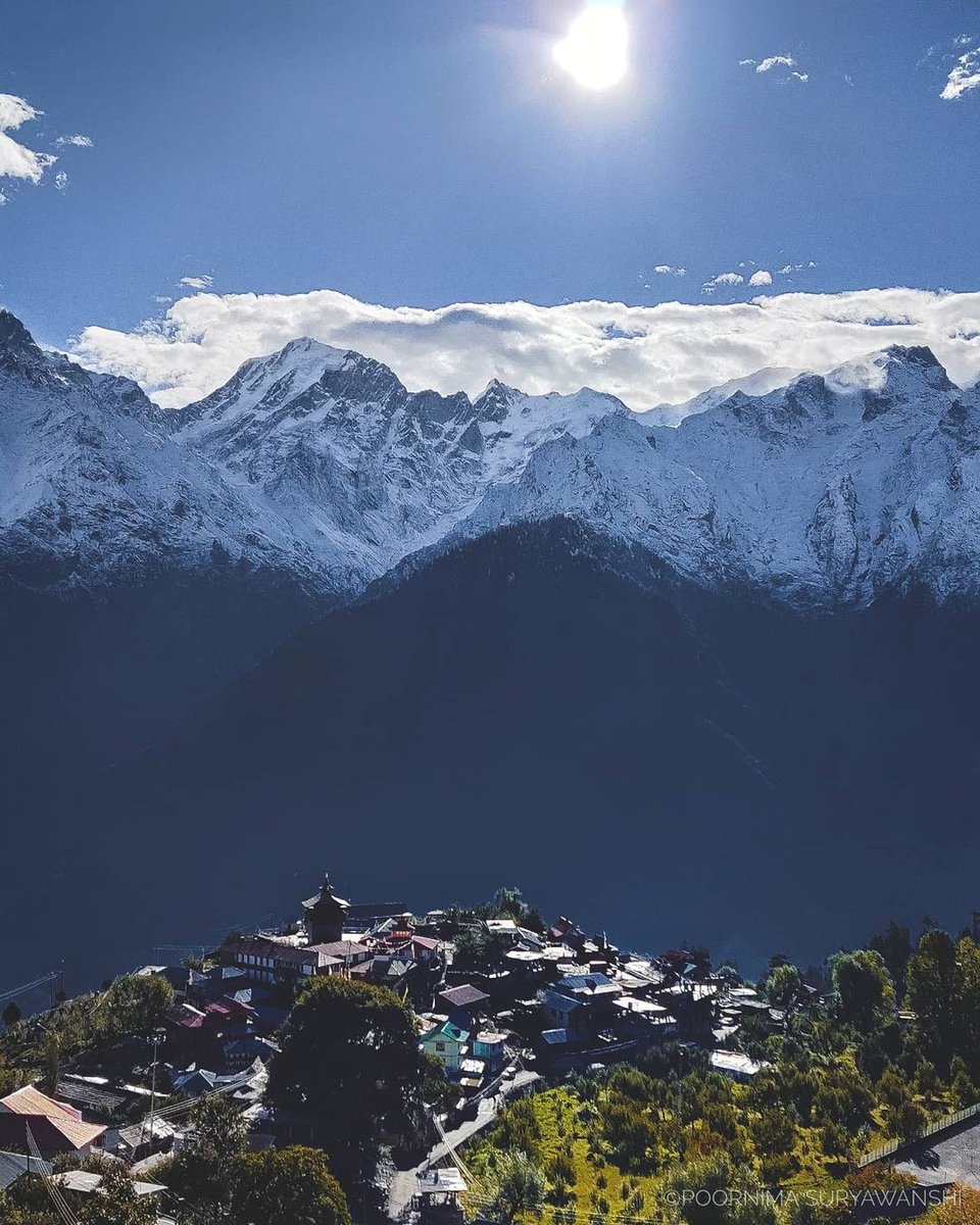 vacationtriang1's tweet photo. Some places on earth are magical like fairyland 😍✨🏔🌨❄-

📍: Kalpa, Himachal Pradesh
..
By: @poornima_suryawanshi
..
Contact us: +91-8278747811
..
..
..
#kalpa #kinnaur #kinnaurkailash #snow #spitivalley #travelphotography #travelstories #himachalpradesh #himachaldiaries https://t.co/EppE0PaVdk