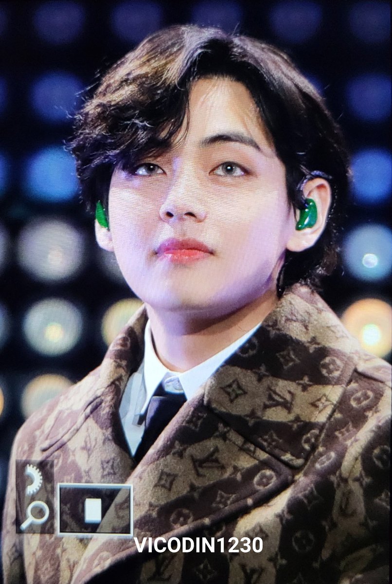 vicodin1230's tweet photo. 211203 jingle ball 
@BTS_twt #방탄소년단 #태형 #김태형 #뷔 #V #btsv #태태 https://t.co/0FwEGbkEqh