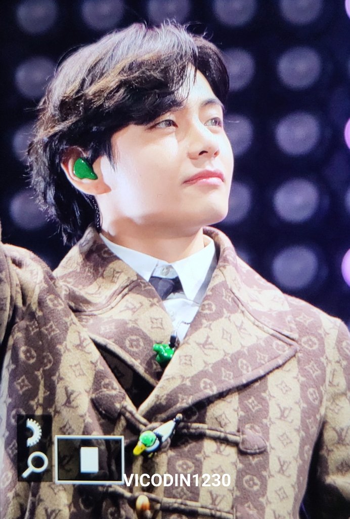 vicodin1230's tweet photo. 211203 jingle ball 
@BTS_twt #방탄소년단 #태형 #김태형 #뷔 #V #btsv #태태 https://t.co/0FwEGbkEqh