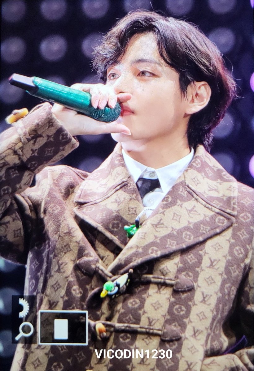 vicodin1230's tweet photo. 211203 jingle ball 
@BTS_twt #방탄소년단 #태형 #김태형 #뷔 #V #btsv #태태 https://t.co/9bqJtv7NK0
