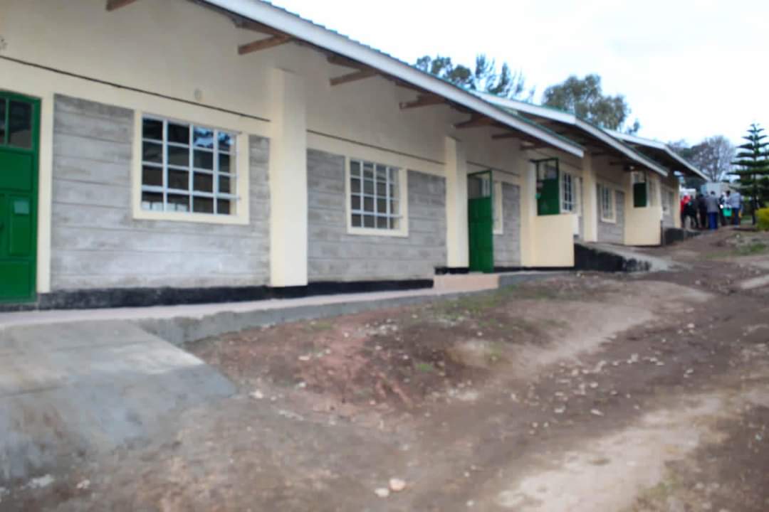 KuriaKimaniMP's tweet photo. Turi Secondary, three classes done ✅. Story ya school bus nimesikia na tutajipanga. Na mmesema hampangangwi! Na hamtachoma shule. We will maintain law and order…a step at a time….
#MoloRising
#KuriaKimaniDelivers https://t.co/cg4wAgMecD