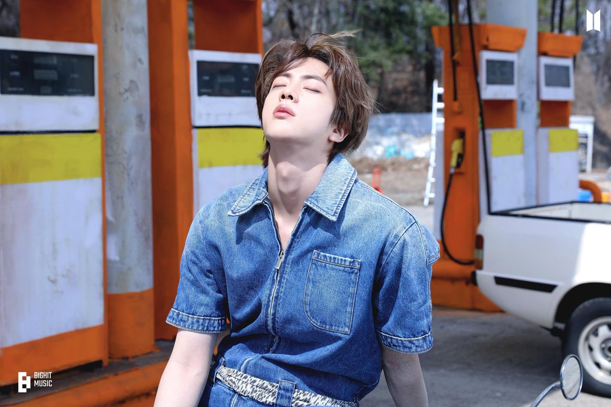 MaiTheingi's tweet photo. #HappyBirthdayourmoon 🌙🍰🎂💜🍾🥳💐 #HappyBirthdayJin 🍰💜#WorldwideHandsomeDay🌍#HappyJINday2021🌙💜🍾 https://t.co/l78KzQuxRI