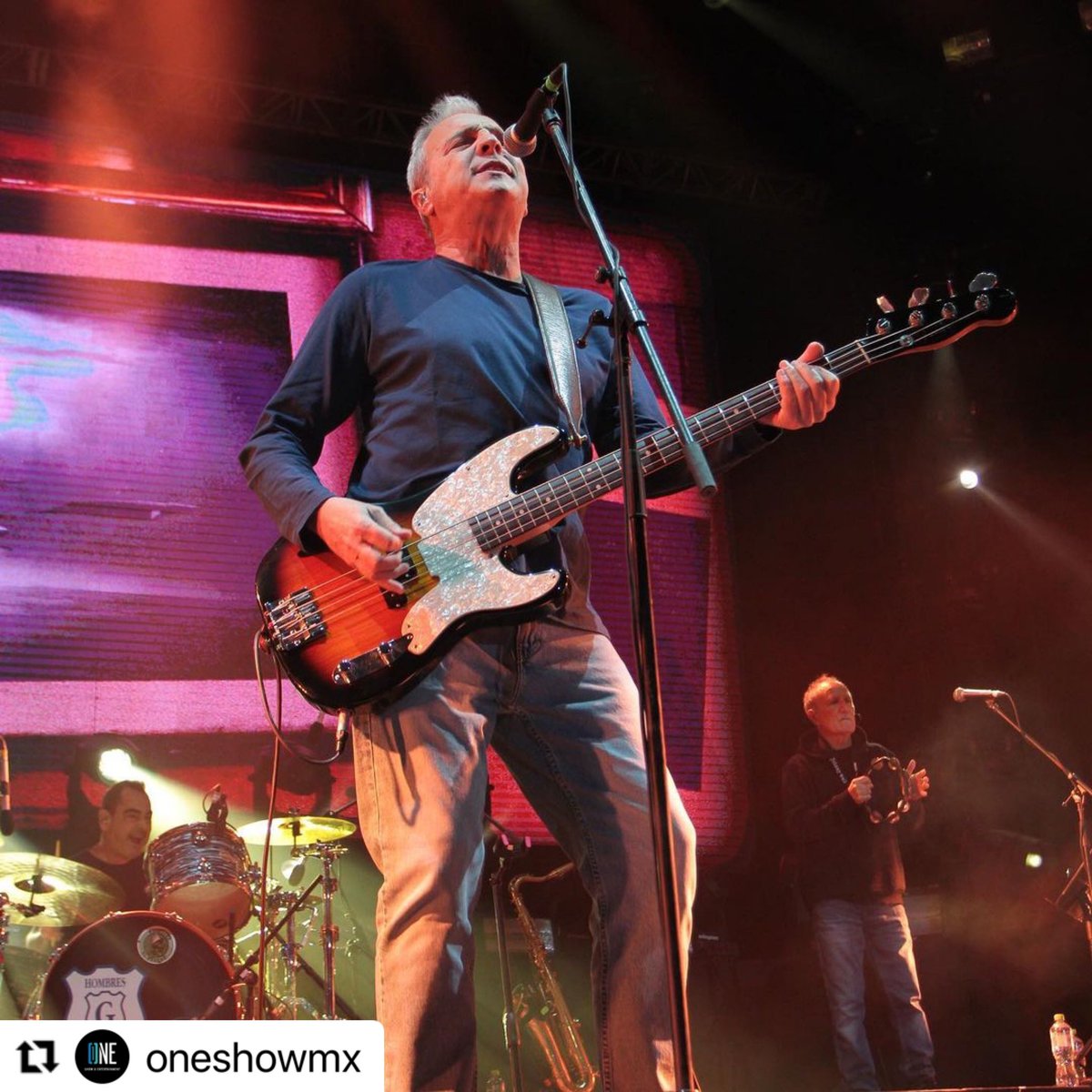 estamoslocosmty's tweet photo. Muy buenas imágenes de nuestro querido @DavidSummersHG desde #nuevoestadioolimpicodequeretaro 🇲🇽 📸 @oneshowmx  @HombresG 🎸 #chocolateparaelalma🍫🥰🥰🥰❤️❤️❤️ #laesquinaderowland 🍻 #hombresglabandasonorademivida 🙌🏻🥰❤️🎸 https://t.co/oyXoEAu6HN