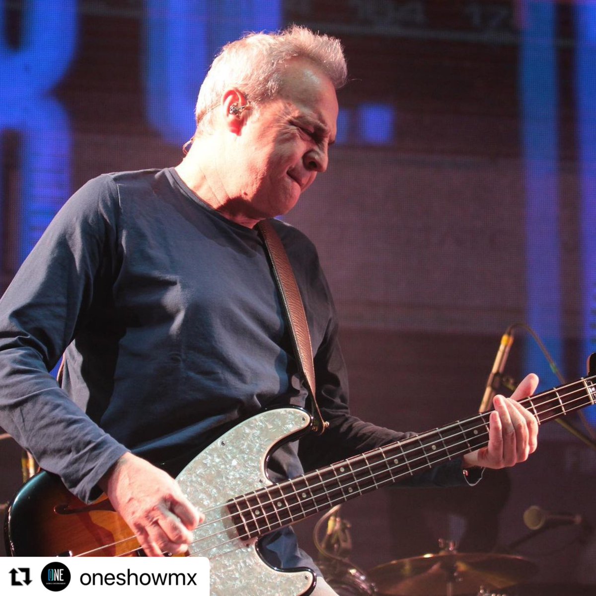 estamoslocosmty's tweet photo. Muy buenas imágenes de nuestro querido @DavidSummersHG desde #nuevoestadioolimpicodequeretaro 🇲🇽 📸 @oneshowmx  @HombresG 🎸 #chocolateparaelalma🍫🥰🥰🥰❤️❤️❤️ #laesquinaderowland 🍻 #hombresglabandasonorademivida 🙌🏻🥰❤️🎸 https://t.co/oyXoEAu6HN