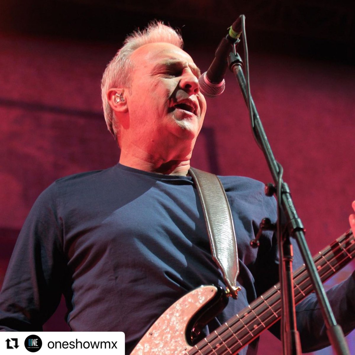estamoslocosmty's tweet photo. Muy buenas imágenes de nuestro querido @DavidSummersHG desde #nuevoestadioolimpicodequeretaro 🇲🇽 📸 @oneshowmx  @HombresG 🎸 #chocolateparaelalma🍫🥰🥰🥰❤️❤️❤️ #laesquinaderowland 🍻 #hombresglabandasonorademivida 🙌🏻🥰❤️🎸 https://t.co/oyXoEAu6HN