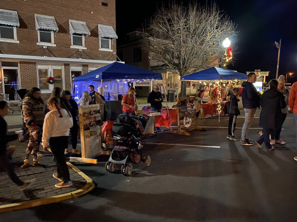 jamestownky's tweet photo. What a joy to see the Historic Square full of people, joy, and lots of light! Thank you to the Monument Square Merchants for your outstanding hospitality. From Mayor Shearer, the City Council and the entire city staff, we wish you a very Merry Christmas! https://t.co/Exm0aS8HqO