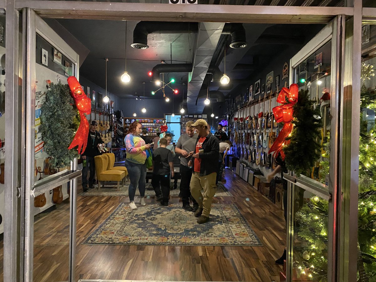 jamestownky's tweet photo. What a joy to see the Historic Square full of people, joy, and lots of light! Thank you to the Monument Square Merchants for your outstanding hospitality. From Mayor Shearer, the City Council and the entire city staff, we wish you a very Merry Christmas! https://t.co/Exm0aS8HqO