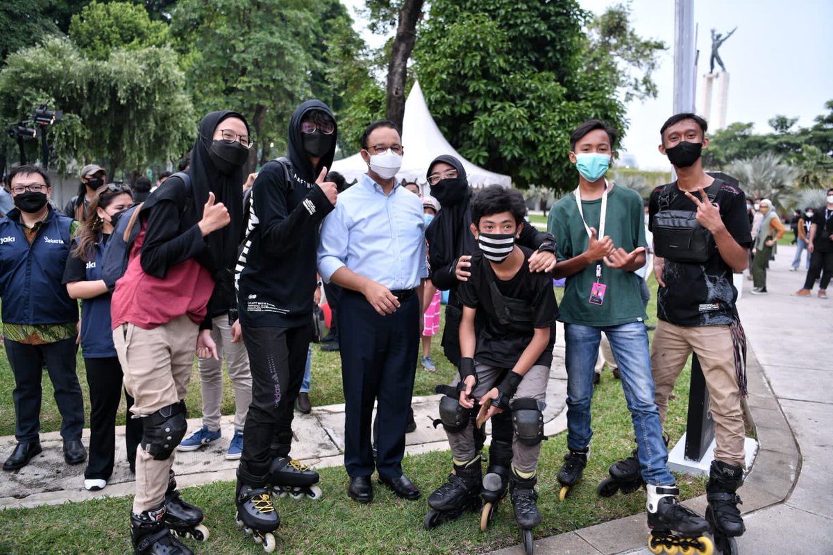 aniesbaswedan's tweet photo. Sore yang membahagiakan di #IniJakarta kemarin, kita bersyukur bahwa kondisi pandemi di Jakarta terkendali dan lebih baik. Menyaksikan interaksi warga Jakarta yang ikut mewarnai kotanya, memberikan pengalaman yang menyenangkan untuk semua.

https://t.co/qgfcs1YxWM https://t.co/n50uOMt2ie