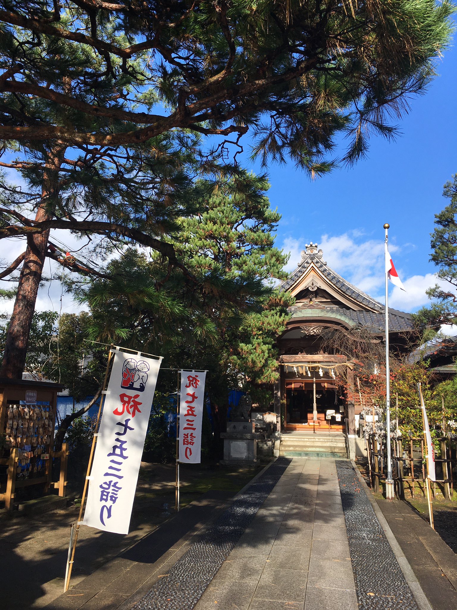 寺山不動尊 火産霊神社 公式 冬支度です 新潟はこれからの季節 北西からの風 暴風が強くなります こんな珍しい晴れ間は絶好の外仕事日和です 西側面に防風用ネットを設置しました 鉄パイプ 単管 で支柱を立て ビシッ と 春までお世話 寺山不動尊 火産霊神社 公式 冬支度です 新潟はこれからの季節 北西からの風 暴風が強くなります こんな珍しい晴れ間は絶好の外仕事日和です 西側面に防風用ネットを設置しました 鉄パイプ 単管 で支柱を立て ビシッ と 春までお世話