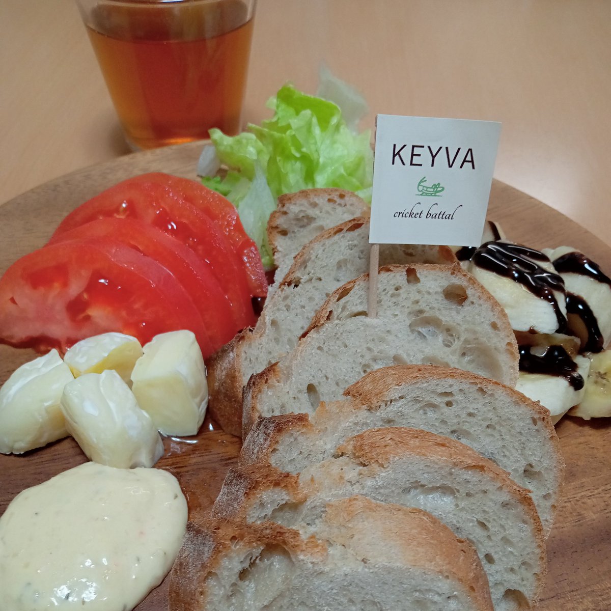koppa892's tweet photo. お昼は、コオロギを。ドリンクはマサーラーチャイをミルクなしで。

#KEYVA
#小倉ベーカリー
#kasukabe_atari
#ロゴシールでランチっぽくしてみた https://t.co/680gubEvjS