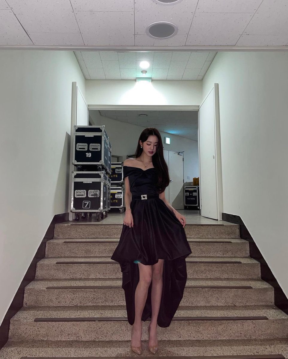 พอเป็นรูปนิ่งแสงแบบนี้แล้วน้องเหมือนเจ้าหญิงเลยอะ ฟีลงานพรอมไฮสคูลโรงเรียนราชนิกูล แล้วใครจะไม่อยากจับคู่เต้นรำด้วย 🙁